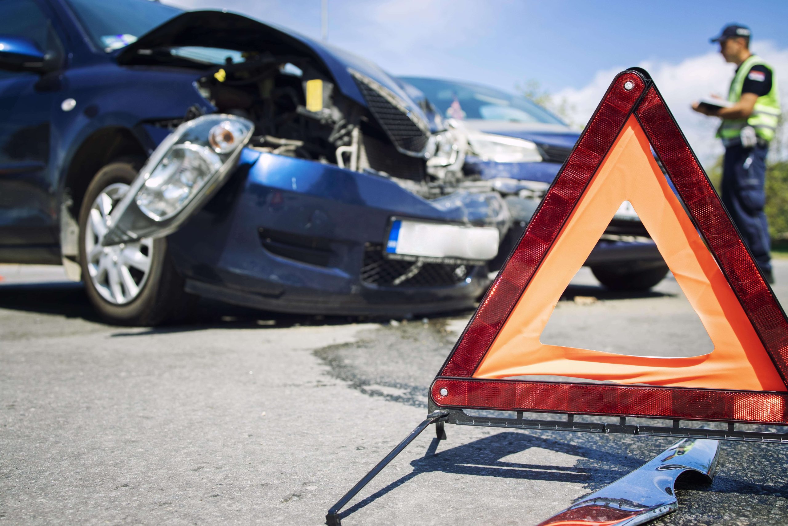 accident-route-voitures-ecrasees-min